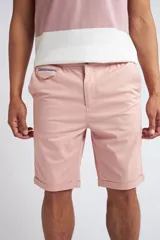 Bermuda tipo chino de gabardina, con cierre y botón frontal, bolsillos laterales y traseros, y dobladillo en el ruedo.