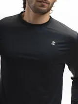 Remera deportiva negra de manga larga con protección UV.