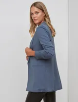 Blazer blanco de crepe, marca BBJ, con cuello solapa, bolsillos delanteros y mangas tres cuartos con frunce. Cuenta con forro interno y diseño abierto al frente.
