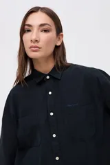 Sobrecamisa de algodón color marrón, con cuello solapa, cierre frontal de botones y bolsillos frontales en el pecho.