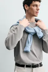 Camiseta de manga larga con corte relajado, confeccionada en tejido de algodón de peso medio, con cuello redondo acabado en rib.