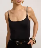 Body femenino de microfibra color negro, con escote en U, breteles finos y cierre en la entrepierna. Cuenta con forro interno y diseño ajustado al cuerpo.