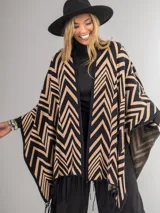 Ruana italiana con diseño zig zag en tonos negro y beige. Tejido suave y cálido.