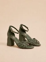 Sandalias de taco ancho alto y tiras finas cruzadas en la parte delantera, con tira ajustable al tobillo y hebilla metálica dorada.