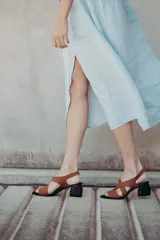 Sandalias de taco ancho irregular color marrón tostado, con tiras cruzadas de neopreno y suela negra.
