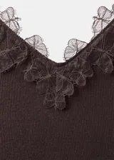 Top marrón oscuro con tirantes finos y detalles de puntilla en el escote en V.