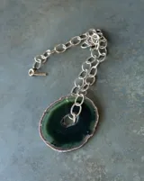 Collar de cadena con dije de piedra de ágata natural verde en formato geoda.