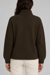 Abrigo de estilo bomber con cuerpo de paño y mangas tejidas en punto acanalado. Presenta cuello alto, cierre frontal con botones a presión y bolsillos laterales con ribete en contraste.