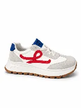 Championes de estilo urbano con diseño de paneles en cuero blanco texturizado y gamuza gris. Presenta un detalle decorativo en color rojo en el lateral, lengüeta azul con inscripción y suela de plataforma con base dentada en color marrón.