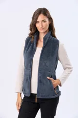 Chaleco de sherpa con textura de corderito, cierre frontal completo y bolsillos laterales con detalles en cuero sintético.