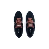 Championes de skate Öus modelo Cuoro, color negro con detalles en marrón y suela blanca. Presentan un diseño de perfil bajo con logo lateral distintivo, lengüeta de malla y cordones a tono.