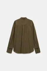 Camisa fluida de mujer de la ZW Collection de Zara, confeccionada en mezcla de viscosa, con diseño a rayas en tonos verde militar y marrón oscuro. Presenta cuello solapa, manga larga con puños anchos terminados en ribete negro a contraste, bolsillo de parche en el pecho con ribete a juego, bajo redondeado y cierre frontal con botones oscuros.