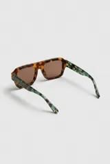 Lentes de sol Wingman con armazón rectangular de carey marrón y patillas estampadas en tonos verdes.