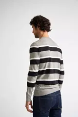 Sweater de punto a rayas horizontales color borgoña, azul marino y beige, de corte recto, cuello redondo y manga larga.