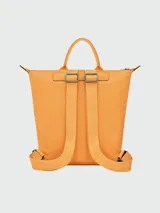 Mochila de cuero de diseño minimalista con solapa frontal, cierre de botón a presión y correas ajustables. Cuenta con asa superior y estructura compacta.