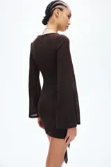 Vestido corto de punto texturizado en color marrón, con escote bote, mangas largas amplias y tiras anchas para anudar en la cadera.