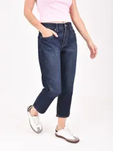 Musculosa gris melange de canalé con tirantes finos blancos y un pequeño texto bordado en el pecho.