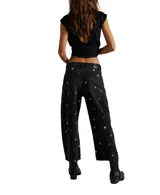 Pantalón de jean negro, de corte recto y estilo relajado, con bordado de estrellas en color dorado.