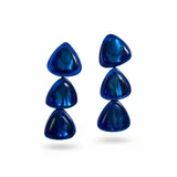 Caravanas colgantes de diseño moderno compuestas por tres piezas triangulares de resina en color azul con efecto tornasolado, unidas verticalmente.