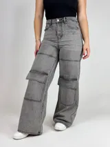 Pantalón gris de jean, corte wide leg, con bolsillos cargo laterales.
