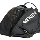 Bolso organizador para calzado Merrell, color negro, confeccionado en tejido ripstop de nailon ligero. Cuenta con cierre frontal, asa superior para transporte y logo de la marca estampado en color blanco.