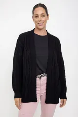 Saco abierto de punto con diseño de trenzas verticales, mangas largas y terminaciones en rib. Presenta un corte largo y holgado.