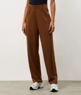 Pantalón de corte recto confeccionado en tejido de modal con mezcla de poliéster y elastano. Presenta un diseño minimalista con cintura elástica y costuras verticales que aportan estructura a la prenda.
