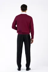 Sweater marrón de punto con cuello en V y mangas largas.