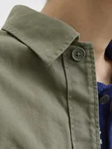 Sobrecamisa de manga larga confeccionada en sarga de algodón, con cuello camisero, cierre frontal de botones y un bolsillo en el pecho. Presenta un corte amplio y estructurado.