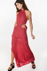 Vestido largo azul marino de lino italiano, con escote halter, aberturas laterales en la cintura y tajo en la falda.