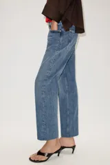 Jeans Z1975 de tiro alto y corte slim, color azul con lavado medio, diseño de cinco bolsillos y bajo sin costuras. Cierre frontal con cremallera y botón metálico.