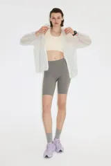Top deportivo color beige con espalda nadadora, escote redondo y banda elástica inferior.