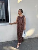 Vestido largo azul marino de manga corta, con cuello redondo y textura acanalada.