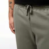 Pantalón de jogging verde de felpa cálida con bolsillos laterales y corte recto.