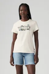 Remera de manga corta color crudo con logo Levi's estampado con diseño floral.