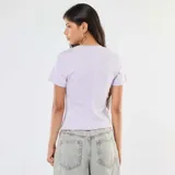 Camiseta lisa color lila de punto de canalé fino, con cuello redondo y mangas cortas.
