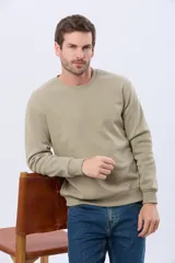 Buzo deportivo color caqui con cuello redondo, mangas largas y puños y dobladillo acanalados. Cuenta con interior en micropolar y un pequeño logo bordado al tono en el pecho.