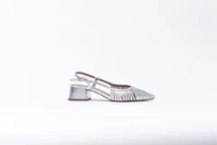 Zapato plateado de cuero con talón descubierto y tira trasera. Capellada con tiras horizontales.
