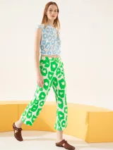 Pantalón capri con estampado abstracto en blanco y verde.