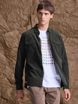 Camisa de pana color azul marino, con mangas largas, cuello clásico y dos bolsillos frontales con solapa y botón.