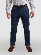 Pantalón de vestir color verde oliva, corte slim, confeccionado en gabardina de algodón elastizada. Cuenta con bolsillos laterales y traseros con ribete doble.