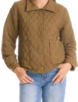 Chaqueta capitoneada color verde militar, marca Allie Rose, con cuello de solapa, cierre frontal de botones y bolsillos delanteros.