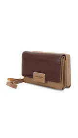 Billetera mediana Lincoln's de símil cuero en combinación de tonos beige y marrón, con presilla frontal, placa metálica con logo grabado y correa de muñeca incorporada.