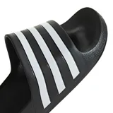 Chanclas Adidas Adilette Aqua para hombre, de color negro con las tres rayas características de la marca en blanco sobre la tira superior.