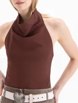 Top negro sin mangas con cuello halter drapeado.