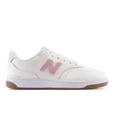 Championes urbanos New Balance modelo 80, color blanco con logo "N" en rosa y suela marrón.