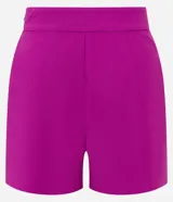Short corto femenino de cintura alta, color fucsia, confeccionado en bengalina con cierre lateral por cremallera y detalle de pliegues (frisos) en la parte delantera.