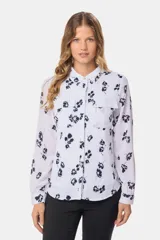 Blusa tipo camisa blanca de manga larga con botones nacarados ocultos con cartera. Tela suave y sedosa con doble capa en el frente para evitar transparencias.