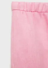 Pantalon de lino color rosado, de corte recto y tiro medio. Presenta cintura elástica con lazo ajustable y diseño largo.