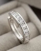 Aros tipo argolla pequeña de plata 925, decorados con una hilera de cuatro circonias brillantes engastadas.